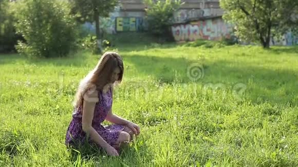 春天草坪上的女孩视频的预览图