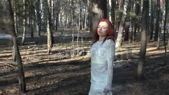 女人在森林里散步视频的预览图