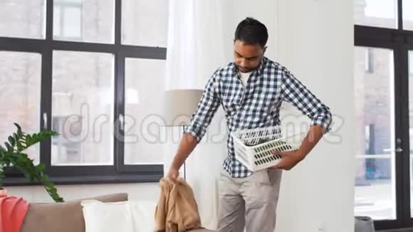 印度男人在家洗衣服视频的预览图