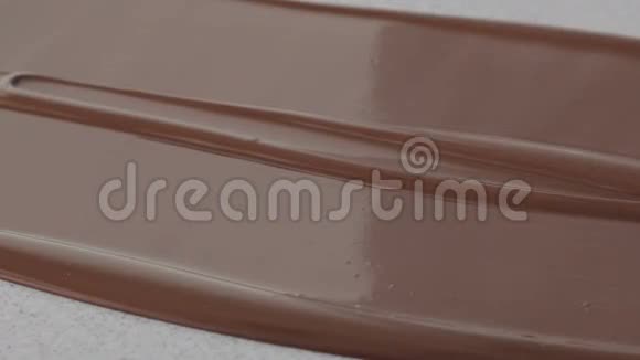 诱人的巧克力流动视频的预览图