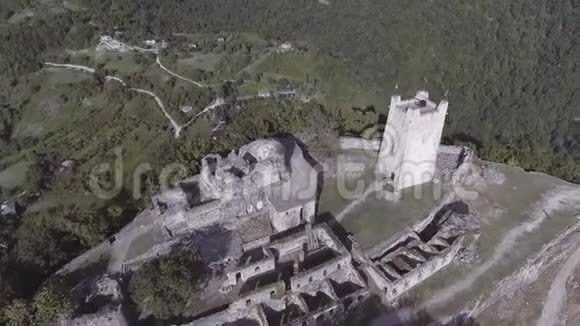阳光明媚的夏日阿布哈兹老阿那科比亚要塞的空中风光视频的预览图