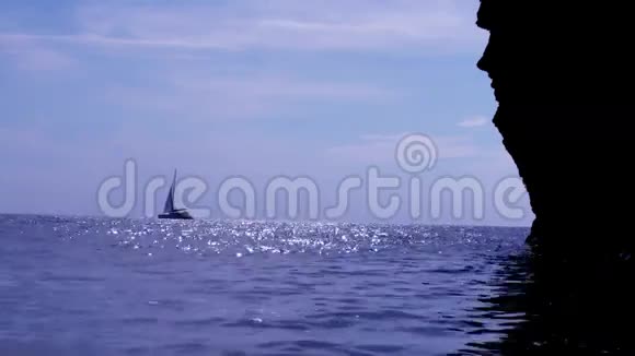 在波光粼粼的海面上航行魔法船视频的预览图