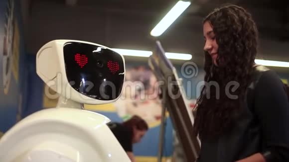机器人看着女孩人工智能现代机器人技术视频的预览图