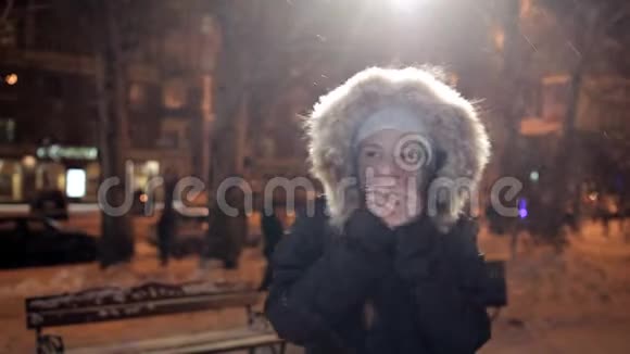 两个年轻的女孩在冬天的夜晚快乐而快乐视频的预览图