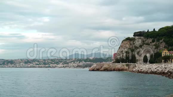 坐摩托艇的人不错的海岸线全景和风景参观尼斯视频的预览图