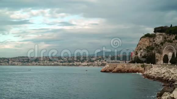 划艇上的人春天阴天的全景不错大海和山脉法国视频的预览图