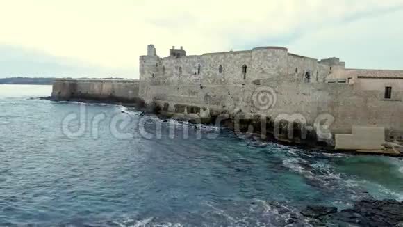 位于西西里岛奥蒂吉亚海岸的中老年马尼亚斯城堡锡拉库萨视频的预览图
