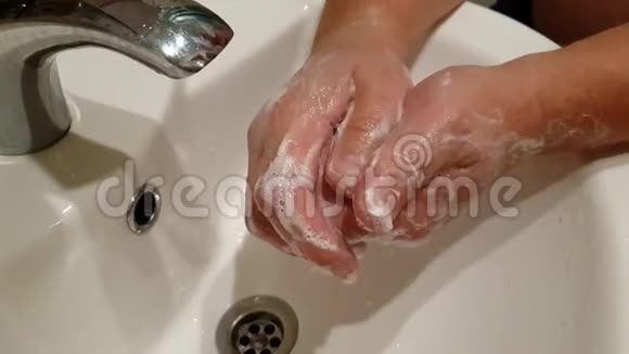 男性用肥皂洗手慢动作视频的预览图