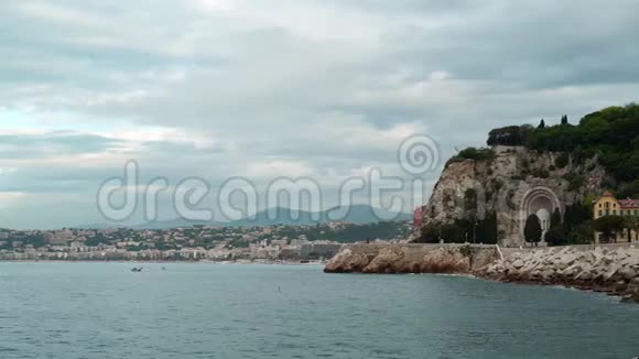 划船的人和渔民不错的海岸线全景和风景参观尼斯视频的预览图