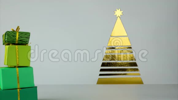 一堆圣诞礼物移到一棵金色的纸树上停止运动视频的预览图