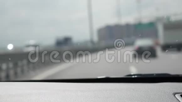 模糊的视线穿过汽车的前窗汽车在高速公路上行驶4K视频的预览图