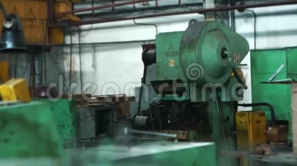 废弃工作场所旧工业机器的特写工业车间视频的预览图