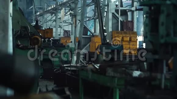 旧工厂工业机器附近扳手的特写工业车间视频的预览图