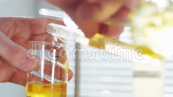从植物实验室外加剂中提取的原油视频的预览图