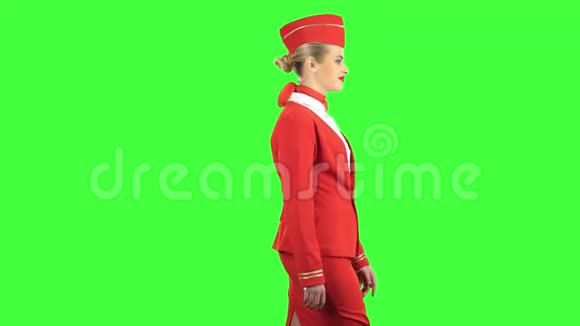 空姐向前走看着她的面前绿色屏幕侧视图视频的预览图