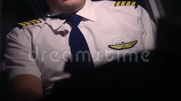 驾驶民航制服的严肃男飞行员看飞行控制面板视频的预览图