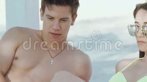 年轻夫妇在海滩上休息时吵架视频的预览图