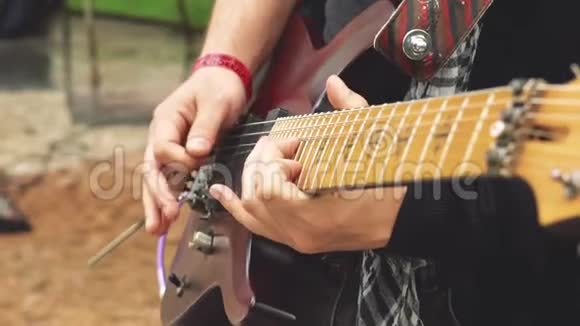 吉他手在街上演奏视频的预览图