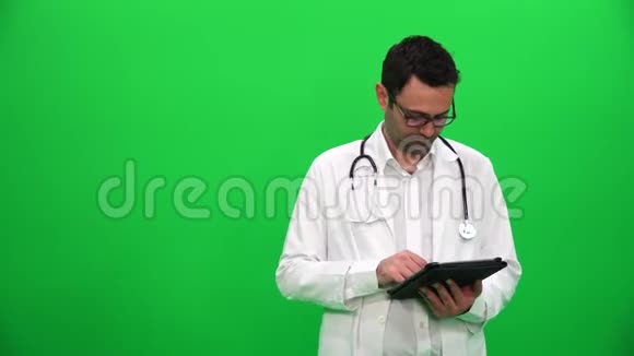 医生用数字屏幕呈现右边视频的预览图