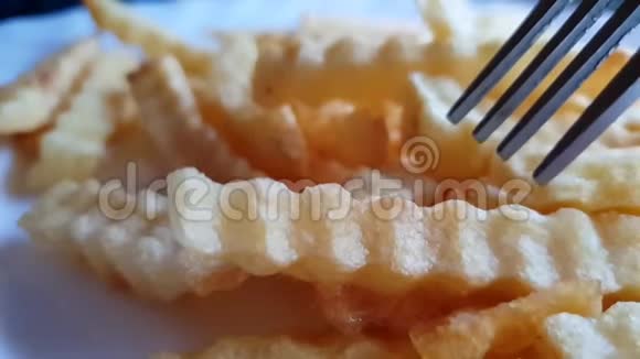 餐叉上的薯条营养丰富的慢动作视频的预览图