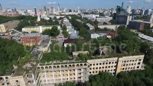 在蓝天晴朗的日子里从上面可以看到城市的旧废弃建筑和工业区录像工业视频的预览图