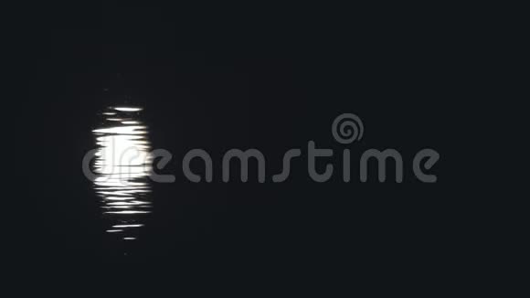 月光反射在水面上视频的预览图