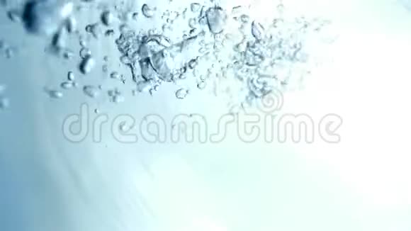 蓝色纯净水的概念气泡缓慢运动的水下喷丸视频的预览图