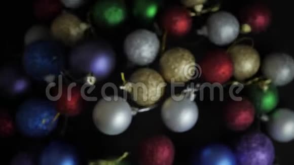 五颜六色的圣诞球缓慢移动视频的预览图