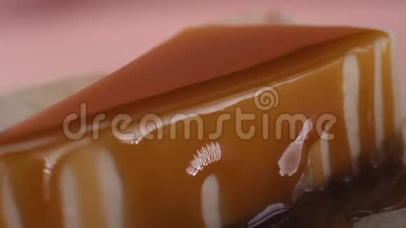 在粉红色背景上配上焦糖酱的美味芝士蛋糕框架美味的甜点视频的预览图
