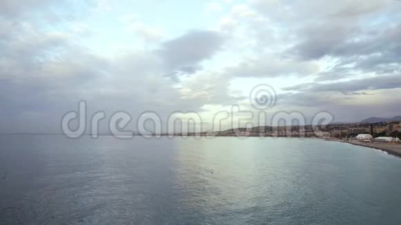 法国尼斯海岸日出人和车辆潘射视频的预览图