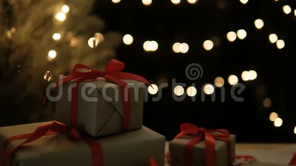 多莉圣诞礼物盒与波克灯背景视频的预览图