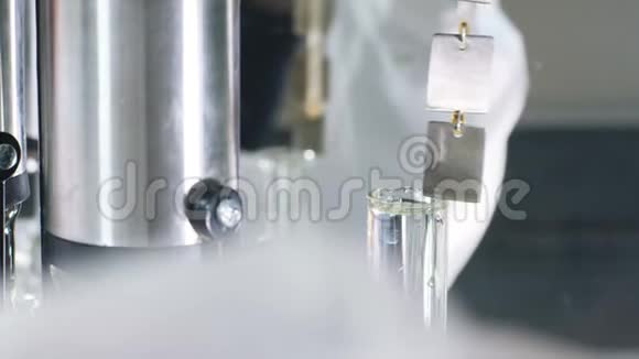 人把金属片和液体放在实验室里视频的预览图