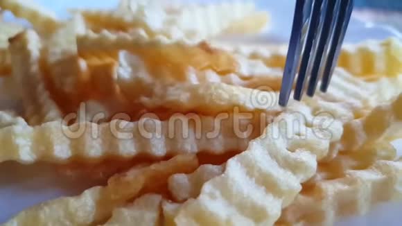 餐叉上的薯条慢动作视频的预览图