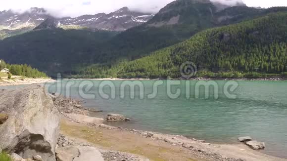 时间推移视频山湖在意大利阿尔卑斯山快速飞行的云视频的预览图