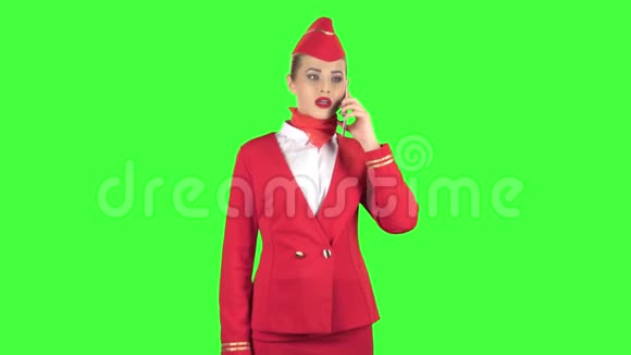 女空姐在打电话很高兴绿色屏幕视频的预览图