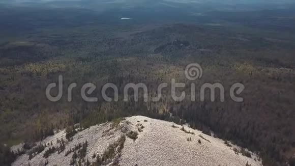 空中俯瞰白色岩石山森林和河流剪辑美丽的夏日风景视频的预览图