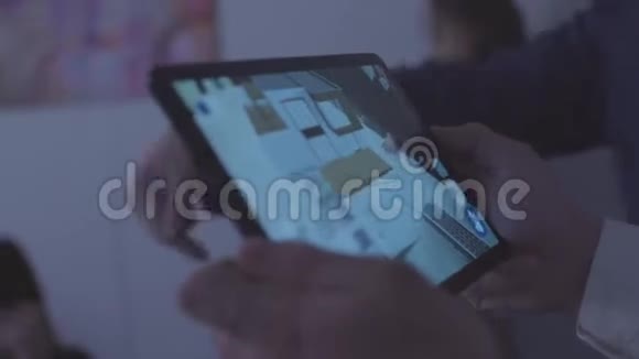 特写男人拿着平板电脑和使用家庭设计程序库存设计软件程序视频的预览图