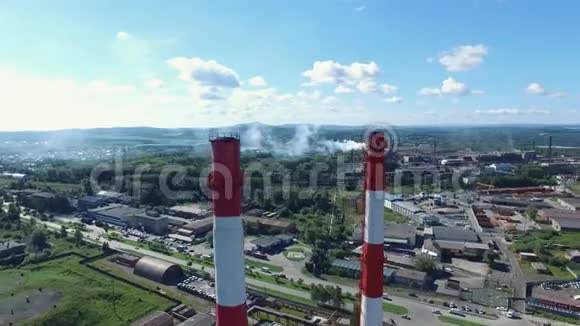 道路附近有红白条纹烟囱的工业工厂的特写录像以上工业区视频的预览图