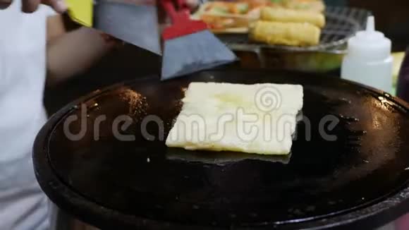 卖家在越南夜市用香蕉炸煎饼亚洲街头美食4k视频的预览图