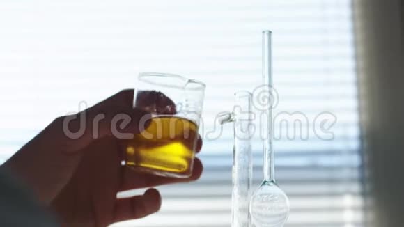 人类将经过测试的蒸馏液倒入实验室视频的预览图