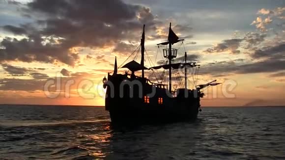 日落时海盗船视频的预览图