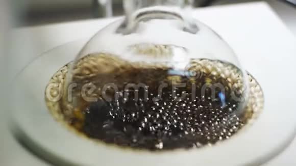 黑色液体从玻璃中流出视频的预览图