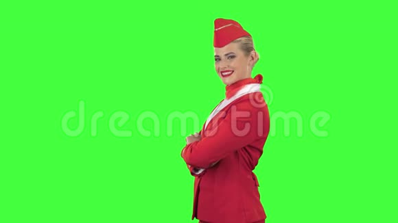 穿着红色西装的女乘务员微微调情绿色屏幕侧视图视频的预览图