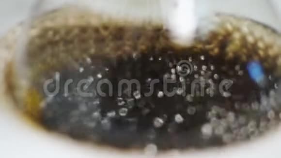 玻璃下升华过程中的沸腾原料油视频的预览图