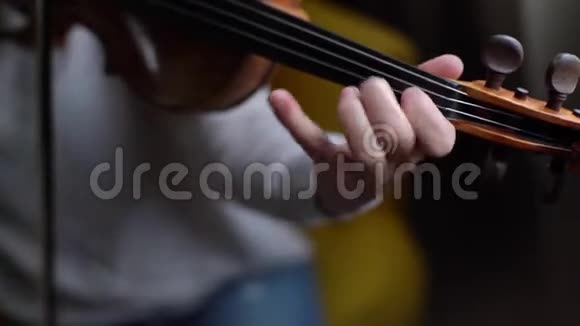 女小提琴音乐家在家演奏慢动作特写视频的预览图