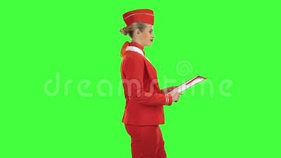 女人手里拿着一个红色的文件夹绿色屏幕侧视图视频的预览图