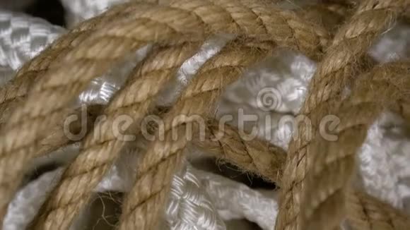 全景套绳呈棕色白色呈螺旋状特写绳索背景设计视频的预览图