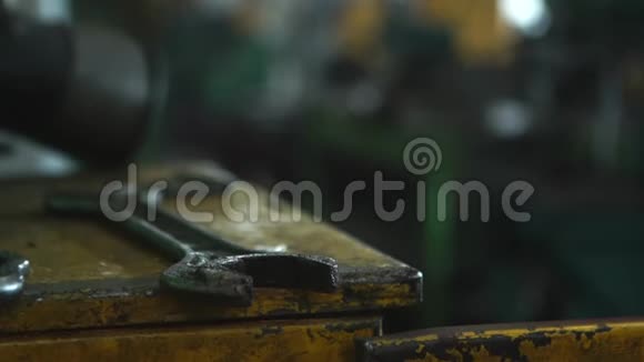 旧工厂工业机器附近扳手的特写工业车间视频的预览图