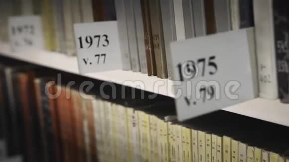 有档案的书架图书馆五彩历史旧书视频的预览图