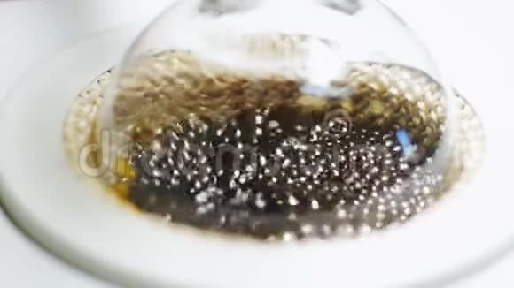 浸没油和清澈的石油在灯泡中升起视频的预览图